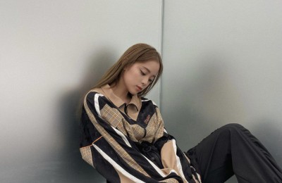 Ouyang Nana’s latest private style (white letter sweatshirt suit with blue backpack, full of energy)