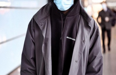 Liu Haoran looks full of boyfriend power in his private clothes (black sweatshirt paired with glasses makes him look like a handsome young man)