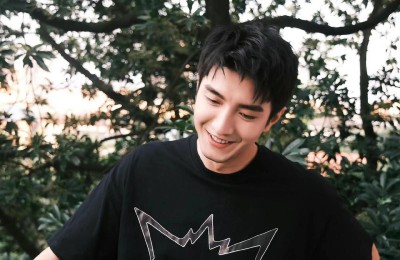Don’t be too simple when wearing T-shirts for men (learn from Jin Han and try different color styles that are fun and fashionable)