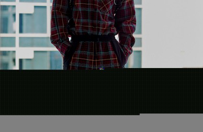 Little Sheep Zhang Yixing has a variety of styles (wearing a blue sweatshirt and khaki overalls to show off his trendy masculine style)