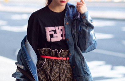 Qi Wei rarely wears a cool-looking satin T-shirt, which is very high-end (big red lips and thick eyeshadow fail the show)