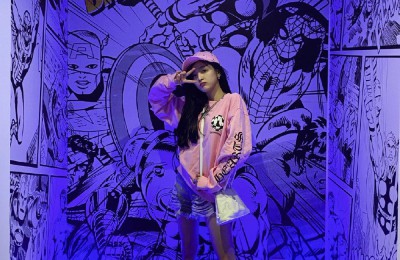 Ouyang Nana looks younger and wears matching shirts with Wu Xuanyi (pink sweatshirt and jeans show youthful vitality)