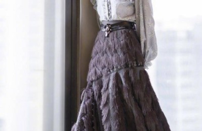 Zhang Zifeng is young but very fashionable (T-shirt layered over a shirt is a basic style for recording shows and looks artistic)