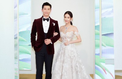 He Chaolian is a small and elegant tie-dye short skirt + white T that is artistic and fashionable (her looks are very exquisite)