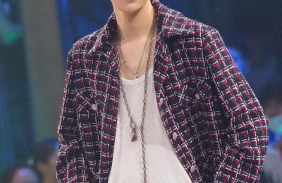 Wang Yibo is so eye-catching (T-shirt and work vest are full of personality and handsome)