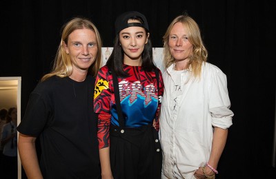 Zhang Yuqi can really control any style (wearing a printed T-shirt looks like a hip-hop cool girl)