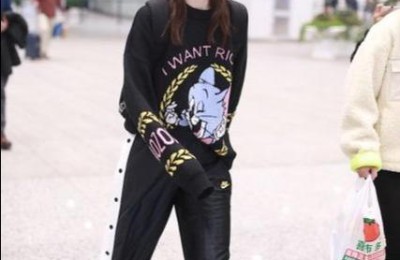 35-year-old Qi Wei’s fashion style (wearing a fluorescent green T-shirt is very trendy)