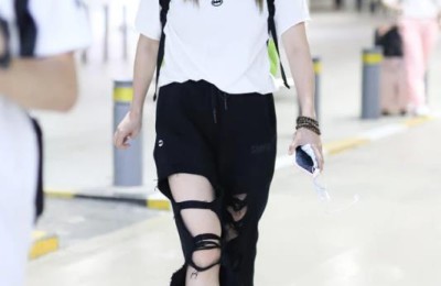 37-year-old Liu Yun’s fashionable style (navel-baring T-shirt + loose jeans, youthful and fashionable)