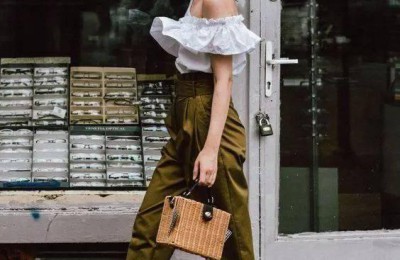 A well-dressed woman can wear a T-shirt + straight pants to look French elegant (it seems that knowing how to wear them is very important)