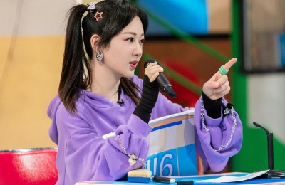 Yang Zi’s clothes are getting better and better (she looks so cute in a sweatshirt and skirt as a little girl)