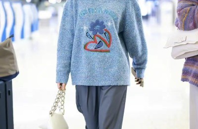 Qiao Xin’s clothes are really hard to understand (sweatshirt with skirt and stockings, but her figure can hold up)