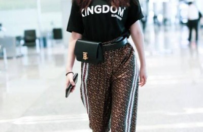 Sweatpants + T-shirt are easy to wear for a trendy look (perfect for those with thick legs and short legs)