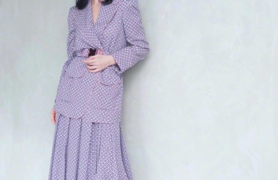 Charmaine Sheh’s temperament means she doesn’t need to act young at all (wearing a T-shirt and wide-leg pants to walk to the airport doesn’t look like she was in 1975)