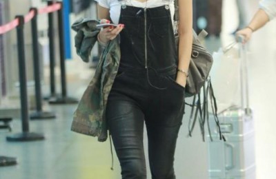 If you want to look slimmer and younger, T-shirt + overalls are worth trying (wearing this way in summer will bring your beauty to a new level)