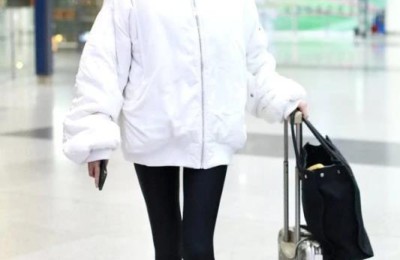 Zhang Lanxin, who is 175cm tall, wears a tight-fitting navel-baring T-shirt + sweatpants (full of model style)