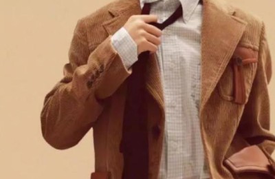 Xiao Zhan’s suit is so handsome. The matching shirt is noble and elegant (matched with a mid-collar T-shirt for a lazy and casual look)