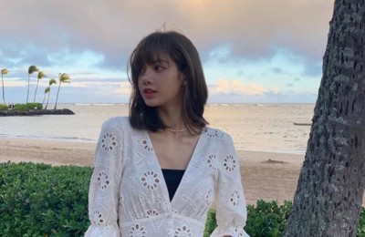 Barbie LISA’s short T-shirt and jeans (revealing the ant waist netizen’s fairy figure)