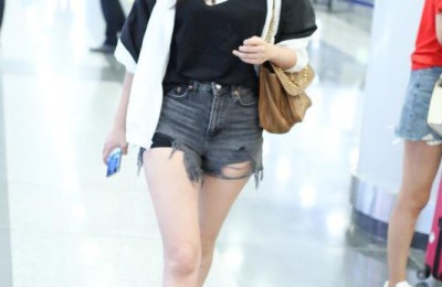 How to wear a black T-shirt to look extraordinary (you can wear it with jeans to look charming)