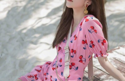 Song Yanfei appeared at the airport after breaking up (oversized sweatshirt and T-shirt show off her sweet and cool girlish style)