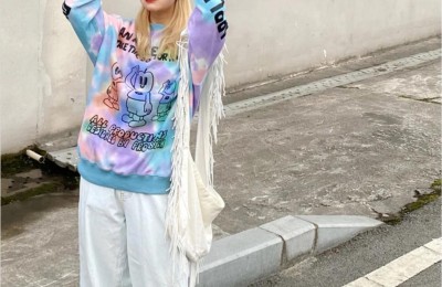 Don’t always wear solid color sweatshirts (fashionistas are wearing tie-dyed sweatshirts, which are fashionable and versatile)