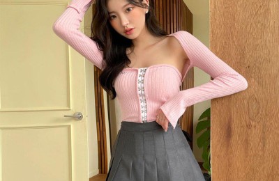 A knitted T-shirt and a pleated skirt are a perfect match (showing off your perfect body curves and looking like a super-A goddess)