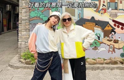 After looking at a lot of outfits, I finally came up with a conclusion: when you are middle-aged, wear apricot shirts, and when you are old, wear sweatshirts to look elegant and foreign.