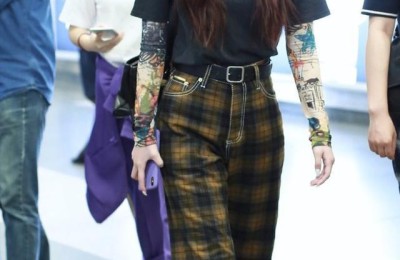 Yang Mi has become popular with another wearing method (called a bottoming shirt + T-shirt, which is comfortable, fashionable and sun-protective)
