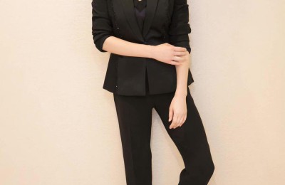 Zuo Xiaoqing is still so young at the age of 45 (wearing a T-shirt and jeans to walk to the airport looks youthful and does not look old)