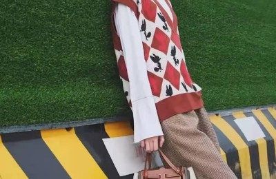 Qiao Xin is indeed a fashionista (wearing a leather jacket and a pink T-shirt when walking to the airport looks sweet, sassy and beautiful)