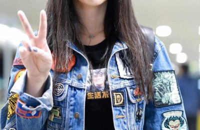 Liu Yan is becoming more and more active and younger. She wears a pink T-shirt and wide-leg pants to walk to the airport (it is not an exaggeration to say that she is 18 years old).