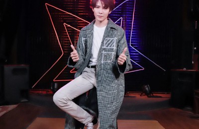 What kind of pants should a yellow T-shirt match with for men? (Wearing a yellow T-shirt with jeans today, the nine-headed body ratio is too eye-catching)