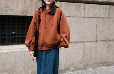 If you want to bring out the essence of a sweatshirt, try these combinations (it’s super fashionable to wear it with a sexy black stocking suit)